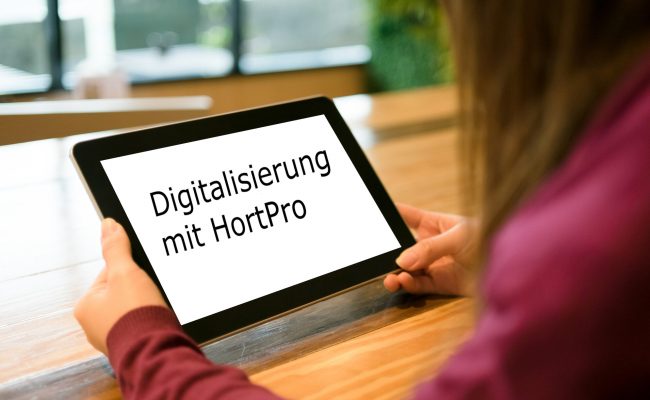 Woman,Using,Tablet,In,Coffee,Shop